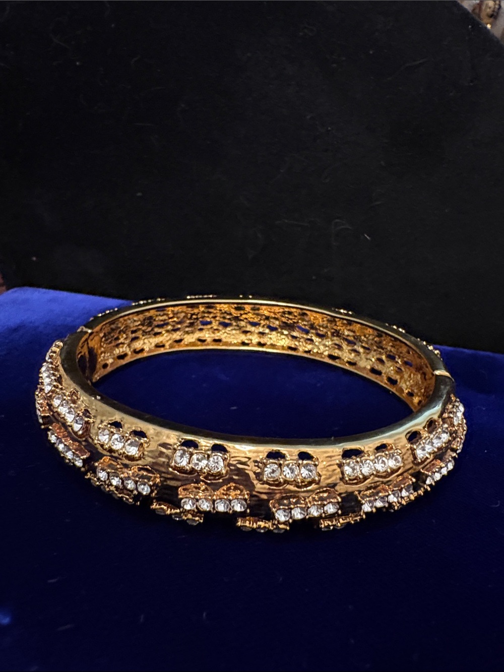 Jacqueline Bouvier Kennedy, vintage gold-tone clamper bangle